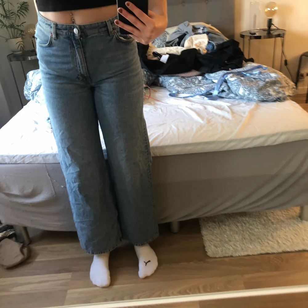 Blåa Jeans från monki. Säljer för att dom är för korta i benen. (Frakt 80kr). Jeans & Byxor.