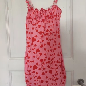 Färgglad tajt klänning - Supersöt rosa och röd klänning som passar superfint till tråkiga dagar! Sitter tight och smickrande över kroppen ☀️