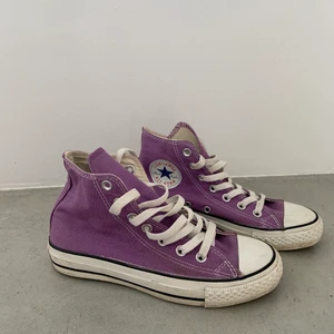 Lila Converse  - Säljer mina lila converse                                                   Endast använda ca 1 - 2 gånger (nyskick)                                        Säljer pågrund av att de har blivit för små för mig        Köparen står för frakt (66kr)