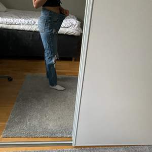 Ett år för stora jeans för mig då jag e xs-s och dessa är M. Är snygga på on de hade varit rätt storlek. Bra också om jag gillar oversize. 