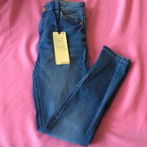 Helt nya jeans från Lindex  - Helt oanvända nya jeans. Nypris 249kr 