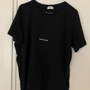 Saint Laurent t-shirt  - Säljer en äkta saint Laurent t-shirt(herr) men fungerar lika bra på kvinnor. Superfin och i nyskick.