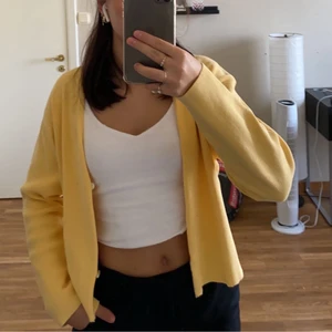 Kofta - Säljer den här koftan då den inte kommer till användning längre. Vet ej storleken men skulle gissa på XS eller S som jag själv är. Frakten ingår ej