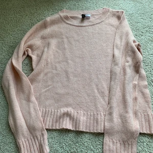Tröja  - Säljer en stickat rosa Troja från hm säljer för jag inte använder köpte för 200 säljer för 100