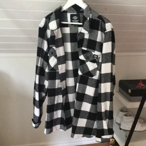 Dickies skjorta - Tvär snygg skjorta. Riktig snygg över en hoodie! 