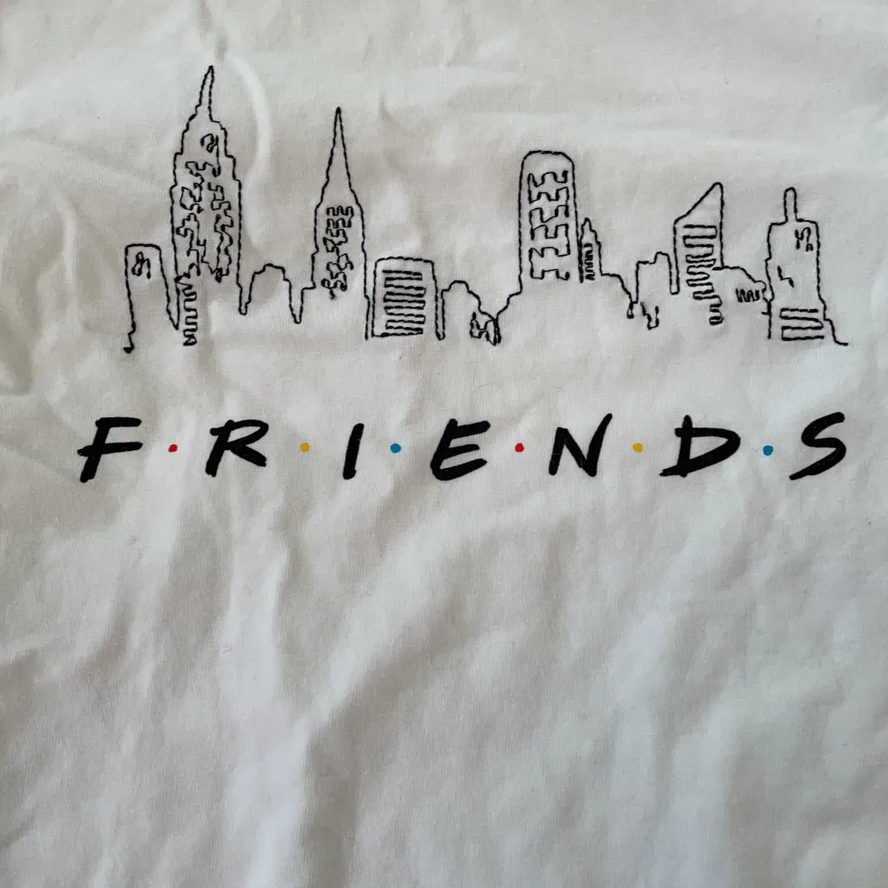 Jätte fin Friends t-shirt från hm som inte kommer till använning. Sparsamt använnd. Frant tillkommer!. T-shirts.