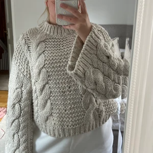 Stickad tröja - Populära stickade tröjan från Na-kd. Köpt förra sommaren, men är som ny då jag har använt den 2 ggr. 82% akryl, 10% polymid, 5% Ull, 3% Alpaca. 