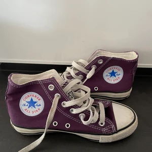 Converse - Lila converse, använda fåtal gånger väldigt bra skick! Vad jag vill minnas är de inte äkta utan köpta utomlands för länge sen men man ser ingen skillnad! Skriv privat för fler bilder💓