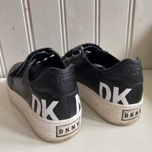 Svart vita sneakers med högre platå från DKNY. Storlek 38/US 7.5. Nypris 1000kr! Tvättar såklart av dem vid försäljning 