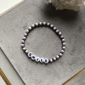 Pärlarmband med valfri text - Handgjord pärlarmband med valfri text samt färg på prälorna!✨