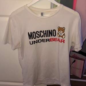 Äkta Moschino tröja som inte kommer till användning, älskar materialet!!❤️ orginal pris: 1500kr och jag säljer för 300kr, skriv om ni har någon fråga!
