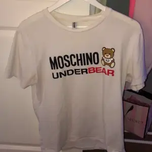 Äkta Moschino tröja som inte kommer till användning, älskar materialet!!❤️ orginal pris: 1500kr och jag säljer för 300kr, skriv om ni har någon fråga!