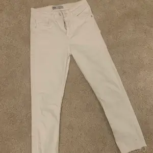 Mina vita Kicki flare jeans från zara som är både super snygga och sköna 💜 säljs bga för små för mig 