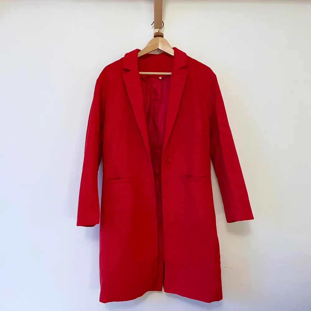 Röd tunnare kappa i storlek 38❤️Aldrig använd.. Jackor.