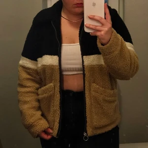 Teddyjacka från hollister - Teddyjacka ifrån Hollister i storlek S, passar för M också. Jackan är i bra skick då den är använd ett fåtal gånger. Originalpriset är 700kr och jag säljer den för 200kr. Jag möts helst upp i Lund eller i närområdet. Hör av er om ni har fler frågor🥰