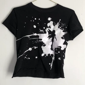 Fairy tröja - Svart fairy tröja med vingar därbak. Den är i skönt material och är i storlek M/L men passar på mig som är XS/S