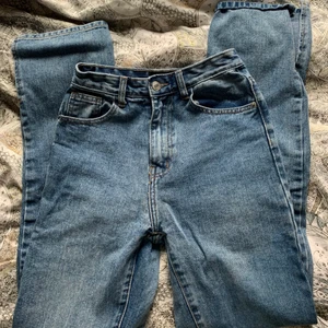 Jeans med slits - Jeans med slits där nere. Inte jättebra bilder, men är ni intresserade och vill ha fler bilder så kontakta mig privat. Storlek 34 och ”normal” längd. Säljer pga att jag aldrig använder de😊