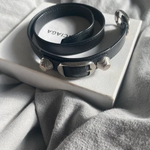 Belenciaga armband - Säljer mitt älskade balenciaga armband då jag tyvärr inte längre får så mycket användning av det som de förtjänar. 💕 självklart ÄKTA. superfint till hösten och passar till nästan allt. Använt men fortfarande som nytt. Svart läder med silvriga detaljer. Just denna modellen är slutsåld. Skriv vid intresse ⭐️