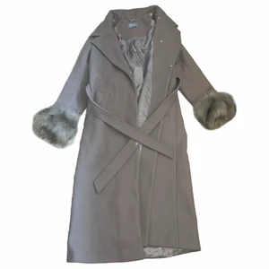 Lång kappa - Lång grå kapp med pälsdetaljer vid ärmarna😍 otroligt mysig med sjukt snygg passform och i toppskick🙌  