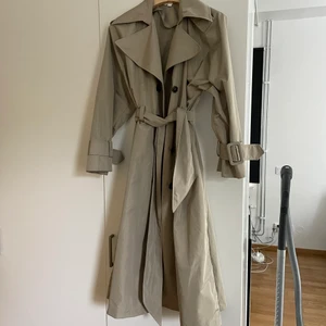Trenchcoat  - Säljer min trenchcoat från H&M! Storlek XS, nypris 899 kr men säljer för 600 kr.