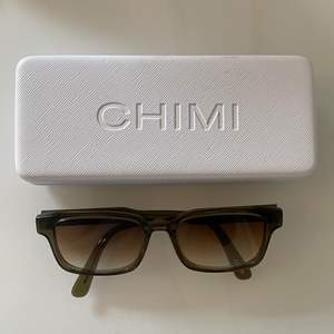 Sparsamt använda chimi solglasögon. I mycket fint skick. Fodral följer med 