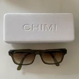 Sparsamt använda chimi solglasögon. I mycket fint skick. Fodral följer med 