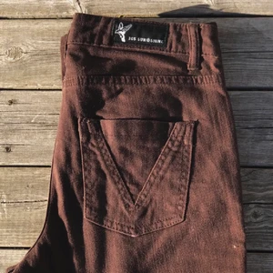 Bruna jeans - bruna ascoola lågmidjade jeans. står storlek 38 men jg är en 38a och dom är lite små på mig. passar nog någon som har 36 eller är melln 36-38