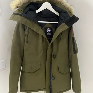 Canada Goose jacka - En canada goose jacka i väldigt bra skick, fick den förra året men hade ingen användning utan den så tänkte att jag kunde sälja den, jackan är i XS men passar definitivt S. Äkta päls, fler bilder kan skickas privat de är bara å fråga:) priset kak diskuteras i dm, original pris är 8999kr.