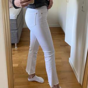 Vita ankellånga bootcut-jeans från zara i storlek 38. De är stretchiga med medelhög midja och inte genomskinliga!! Passar de som är 167 cm (som jag) och kortare. Köparen står för frakten🥰🥰