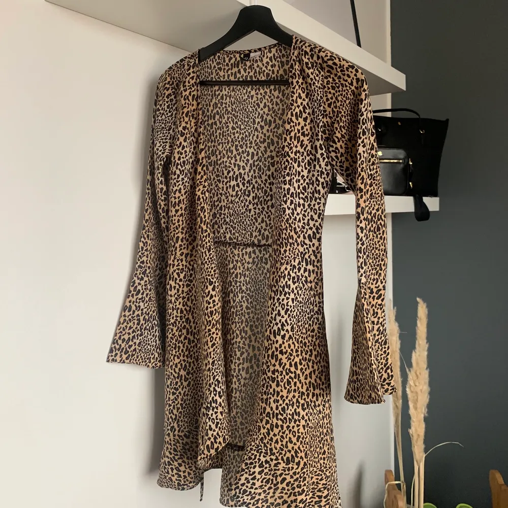Leopardmönstrad klänning med snörning i midjan🤎🐆. Klänningar.