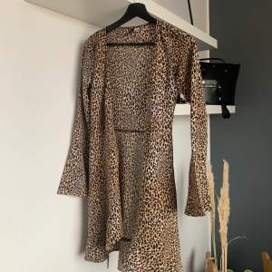Leopardmönstrad klänning med snörning i midjan🤎🐆