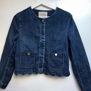 unik jeansjacka - ääälskar den vågiga kanten på den här jeansjackan! från holly & white kollektionen. sustainable choice. den är i jättefint skick! översta knappen är lite svår att knäppa, resten av dem är lätta och syns inte när jackan är knäppt. 