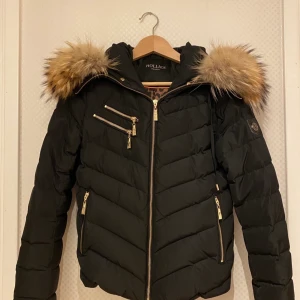 Hollies Jacka Dam strlk 36 - Jag säljer en äkta Hollies jacka som köptes för ca 2 år sedan. Säljer pga att jag knappt använt den och därav har den hängt i garderoben sedan jag köpte den. Mycket fint skick! Nypris 3 499kr, jag säljer för 950kr inklusive frakt :)