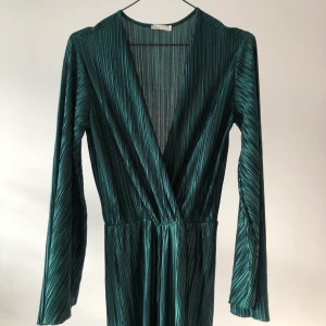 Byxdress för lång person  - Otroligt skön byxdress, använt 1 gång och passar för långa personer (jag är 1.78 & den passar bra för mig i benlängd). Säljes pga flytt! Frakt tillkommer 🚚 