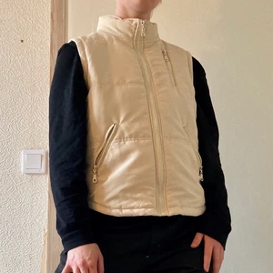 Lätt väst True Fashion - Lätt väst i beige från True Fashion. Perfekt med en hoodie under till våren! Säljes pga kommer ej till användning. Jag är 176cm. Köparen står för frakt💖