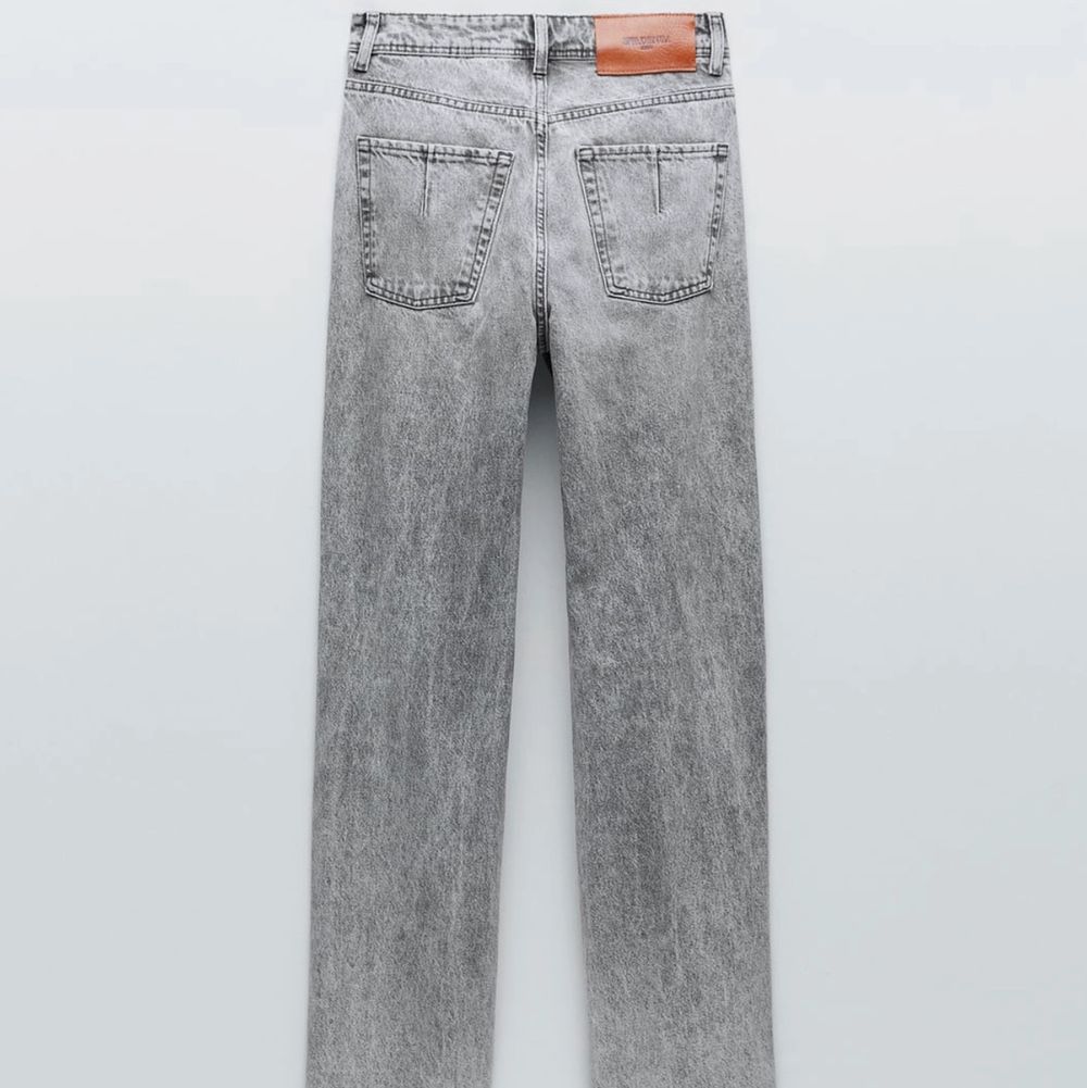 Säljer dessa skitsnygga populära Zara-jeans i modellen ”high rise straight full length”, alltså exakt dessa på bilden! Skriv privat för egna bilder 🥰 Säljer för råkade beställa två ❣️ Passar storlek 34-38 beroende på hur man vill att de ska sitta! Buda från 200 eller köp direkt för 300 ❤️👍 . Jeans & Byxor.