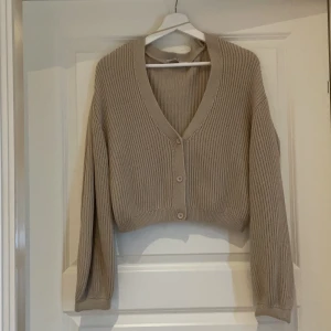 Stickad kofta från NAKD - Stickad kofta från NAKD i storlek S. Endast använd en gång, så i superfint skick!!