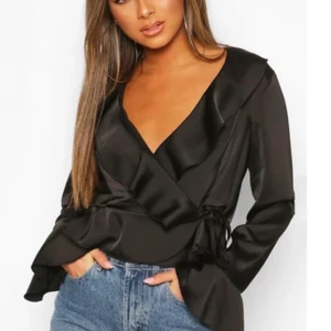 Oanvänd blus från bohoo - Oanvänd svart topp från boohoo