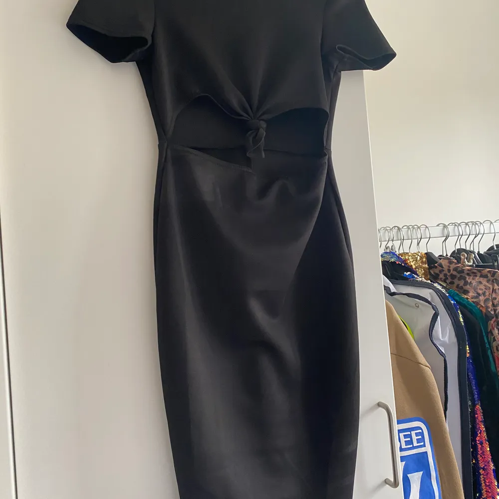 Size S, tight black dress cut out underboob dress. Klänningar.