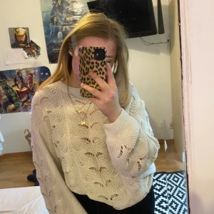Chunky knitted sweater - Supermysig och luftig stickad tröja. Något oversized. PM vid intresse eller frågor💓