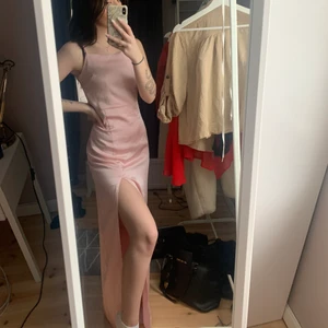 Satin klänning - Från nakd, aldrig använd bara testad, passar bra i längd på mig som är 160😊 köpare står för frakt💕