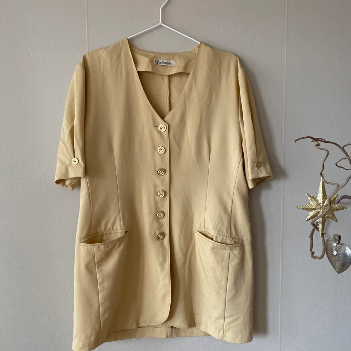 En gul kortärmad skjorta i storlek 42