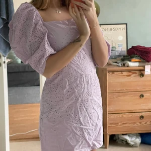 H&M Klänning med broderie anglaise - Köpte klänningen för ett bröllop som tyvärr blev inställd. <3