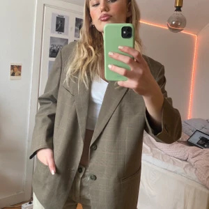 Vintage kavaj - Super snygg kavaj köpt i en liten secondhandbutik. Perfekt nu till våren! Endast använd ett fåtal gånger, så är i bra skick. Oversized passform på mig som brukar ha xs/s. Passar de flesta storlekar beroende på hur man vill den ska sitta! ❤️