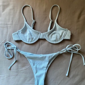 Blå bikini - Superfin pastellblå bikini som tyvärr var för liten redan när jag fick hen den i toppen. Underdelen skulle jag säga passar de flesta eftersom den är justerbar. Aldrig använd pga för liten. Buda i kommentarerna 🛍