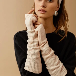 Handledsvärmare, Soft Goat - Säljer mina helt slutsålda jätte fina ljusrosa varma handledsvärmare från Soft Goat, har använt de fåtal gånger!! Köptes för 700kr💞 Frakt tillkommer!!💞buda i kommentarsfältet över 450kr