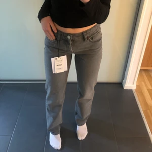 Slutsålda Zara jeans  - Säljer dessa lågmidjade populära gråa jeans. Dessa är oanvända med prislapp kvar, har enbart testat dessa. Jag är 173 cm lång <3 