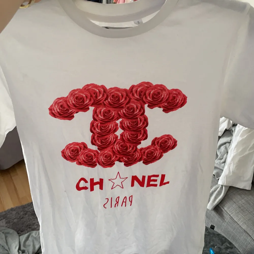Säljer mina sjukt fina Chanel tröja från dr fake. Ett känt märke där de är tröjor med olika coola tryck från finare märken. Såklart inte en äkta Chanel tröja, utan dr fake gör tröjor med kända märkens tryck och mönster. Original pris 600. . T-shirts.