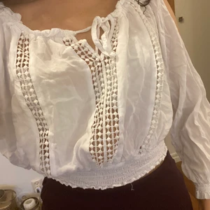 Vit blus  - Snygg topp/blus ser skrynklig ut då den inte är strykt men väldigt fin när den är strykt 🌸 storlek 36 50kr exklusive frakt 🌸