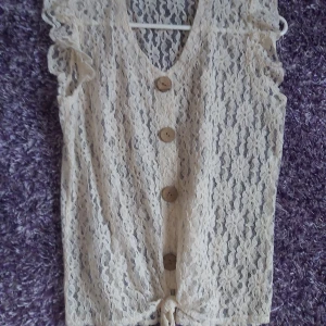 Top - Sommar top , skönt,  snyggt,  använt en gång  passar M/L , 